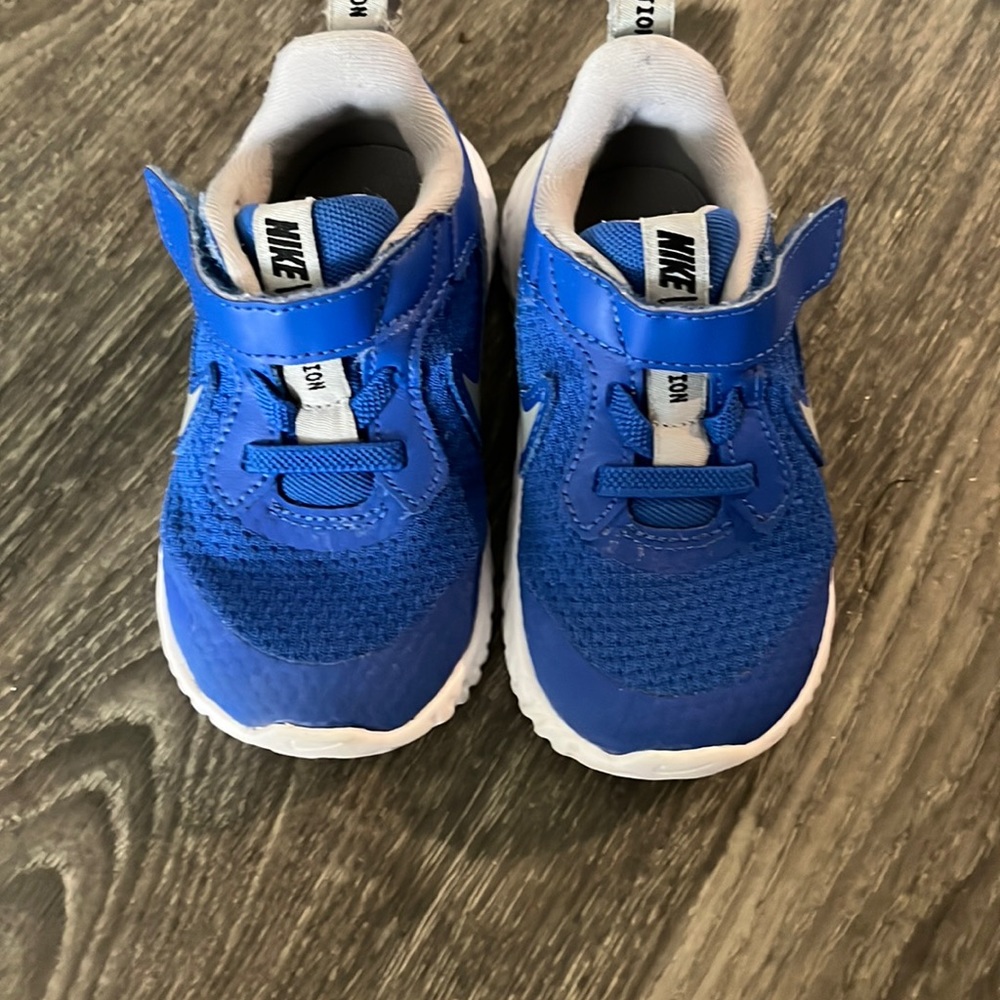Toddler Nike shoes size 6c